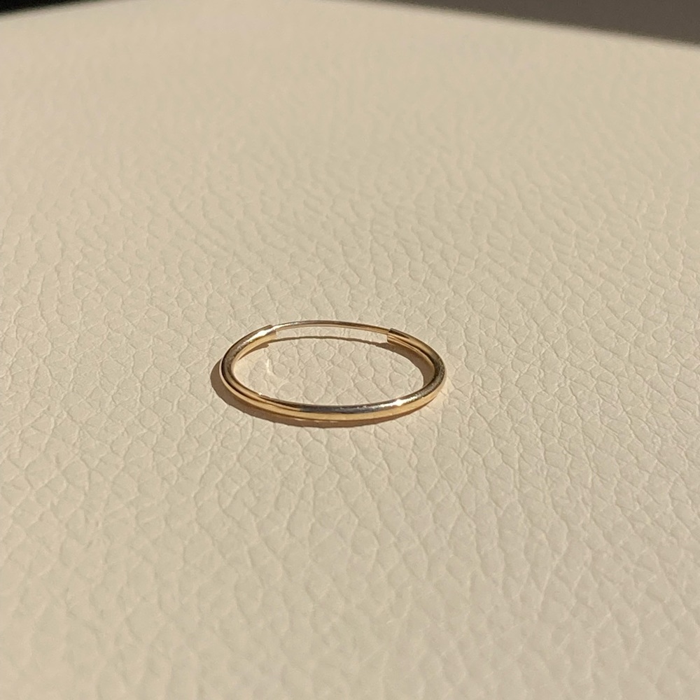 Single gold Mejuri Between Hoop 3/4”